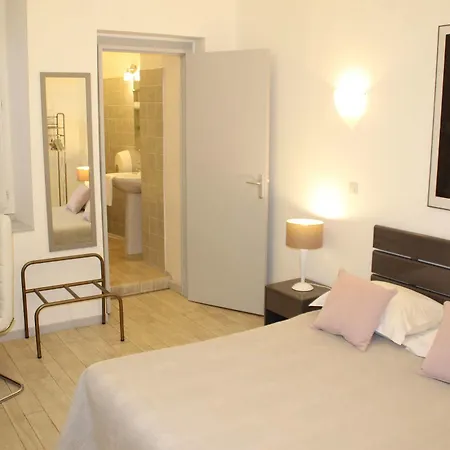 Hotel Riviere 2*